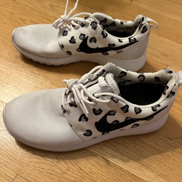 Nike Roshe Run in Black / White Animal Print - Womens Size 8.5 - Picture 4 of 5